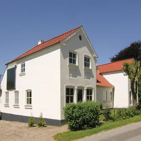 Dom wakacyjny Two Bedroom Holiday In *